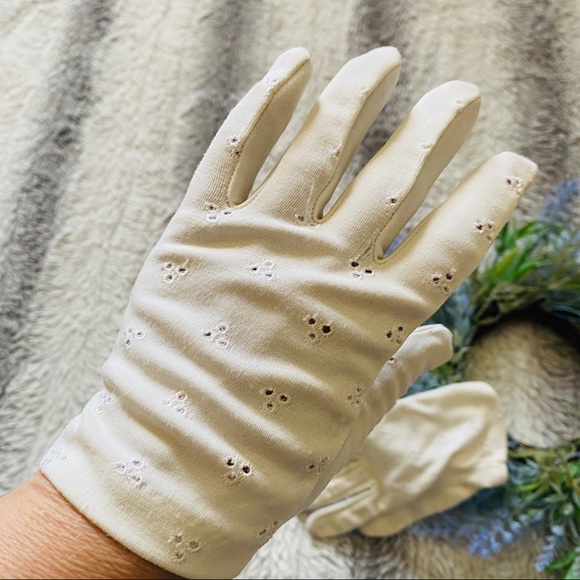 Vintage Ivory Eyelet Gloves - Picture 4 of 6